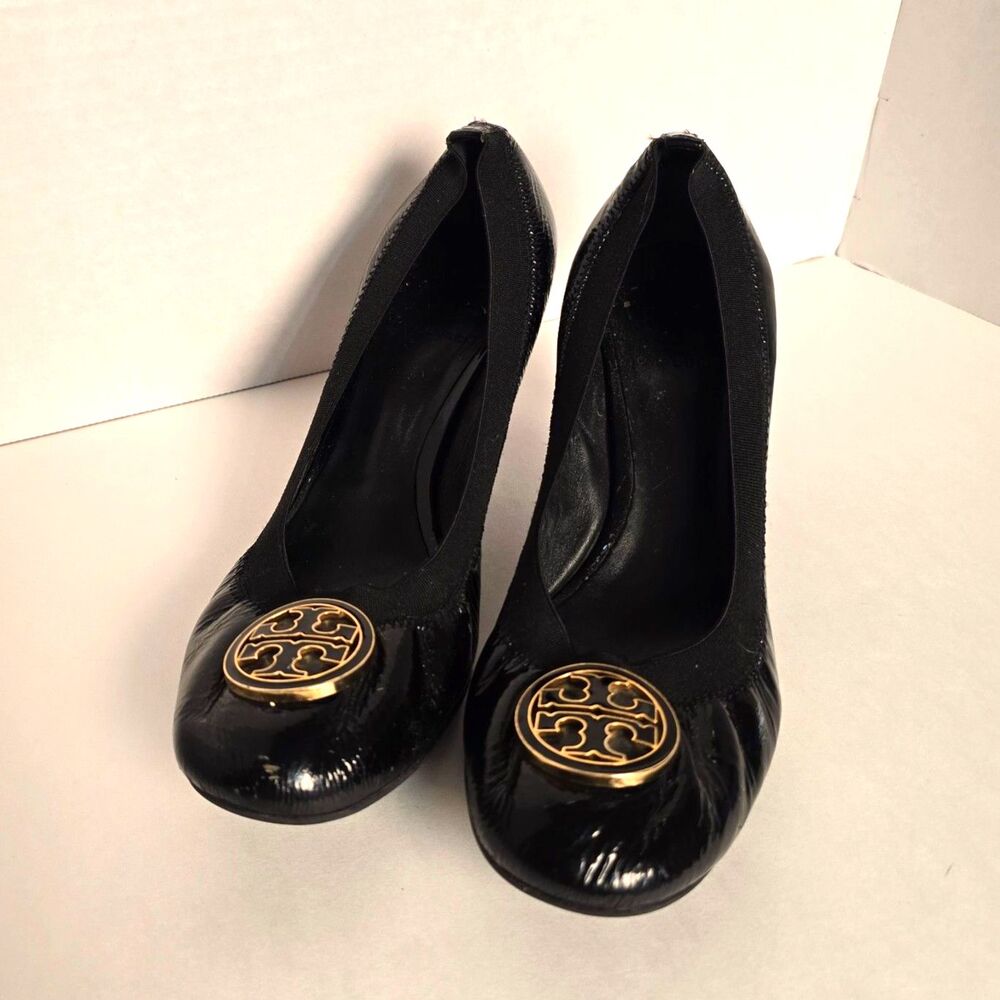 TORY BURCH Caroline Black Patent Leather Pumps Gold Medallion Sz 8